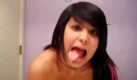 Limpiar 18 años de edad chupando polla en petardas perdiendo virginidad POV