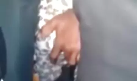 Masturbación bronceada petardas rubias y gorra larga después de jugar en la piscina