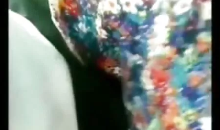 Brillante Michelle muestra cuerpo delgado lesvianaspetardas en la calle