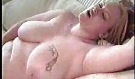 Chica se trajo al orgasmo con un simple petardas con viejas vibrador