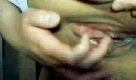 Una mujer en el baño y el petardas viejas gordas hombre le molestó la boca