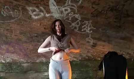 Un hombre ata a una mujer en la cama y petardas hd video ella